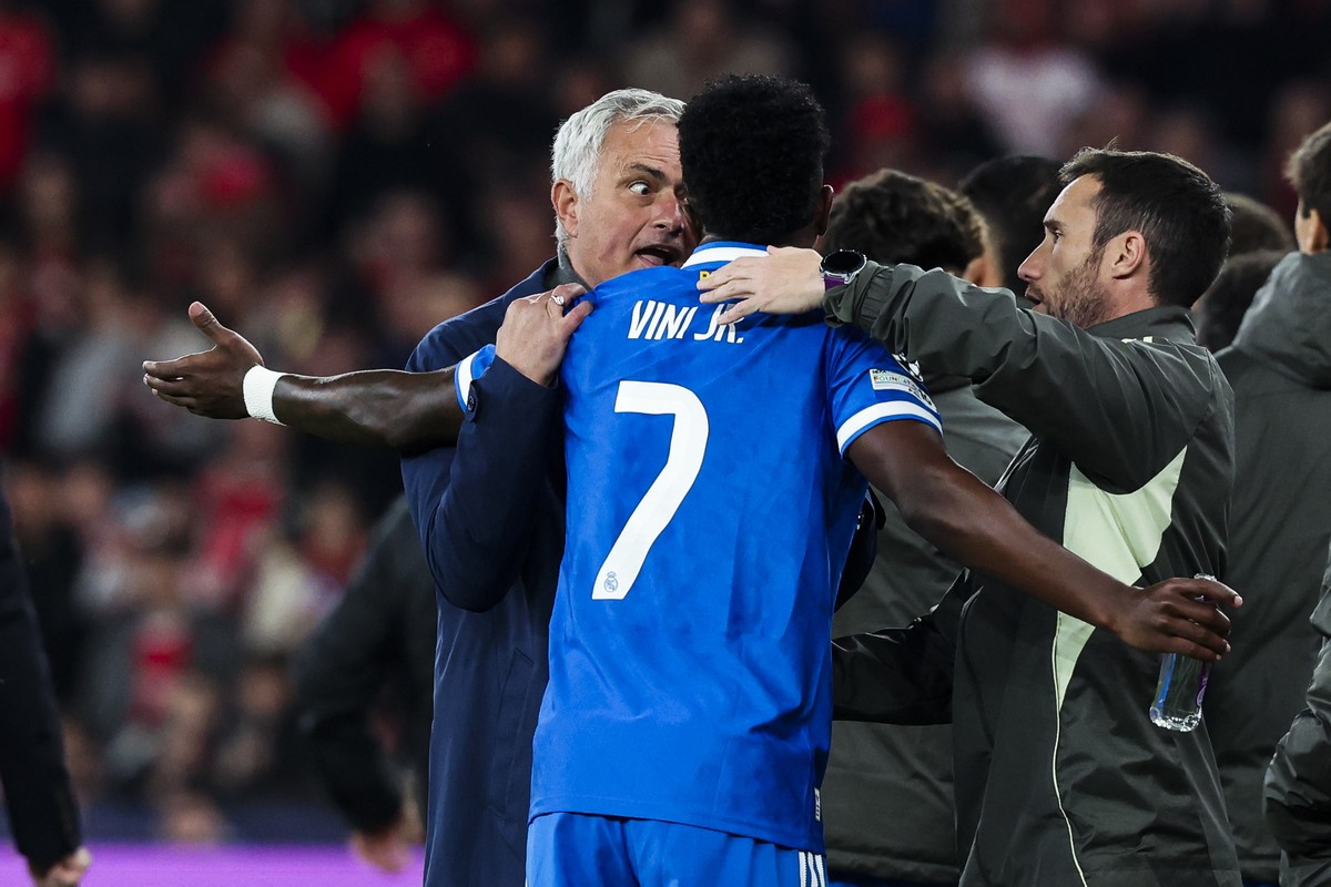 epa12752067 Benfica's head coach Jose Mourinho (L) speaks with Real Madrid's Vinicius Junior who walked off the pitch after dennouncing racism in the stands to the referee during the UEFA Ch ...