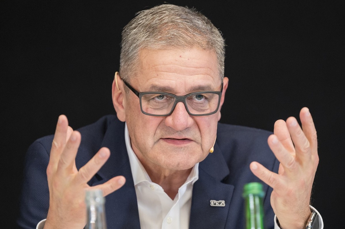 Der CEO des SC Bern, Marc Luethi, spricht an einer Medienkonferenz des SCB zu sportlichen Themen und Umstrukturierungen am Mittwoch, 30. Maerz 2022 in der Postfinance Arena in Bern. (KEYSTONE/Marcel B ...