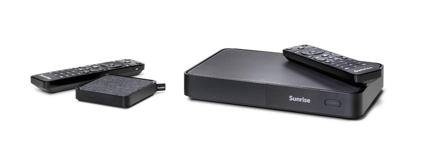 Sunrise-TV, am 7. Oktober 2021 vorgestellt: Neben der auf der UPC-Plattform basierenden neuen Set-Top-Box (rechts) sieht man die kleine Box fürs IPTV über Glasfaser oder VDSL – laut Sunrise eine Weltn ...