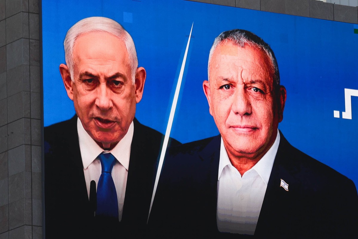epa13283969 A large election billboard shows Israeli Prime Minister Benjamin Netanyahu (C-L) and leader of the Yashar party, Gadi Eisenkot (C-R), in Tel Aviv, Israel, 06 October 2026. Israel will hold ...