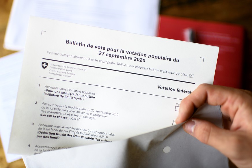 Ein Stimmzettel fotografiert am Sonntag, 20. September 2020 in Bern. Am 27. September wird das Schweizer Volk ueber folgende Punkte abstimmen: Volksinitiative &quot;Fuer eine massvolle Zuwanderung&quo ...