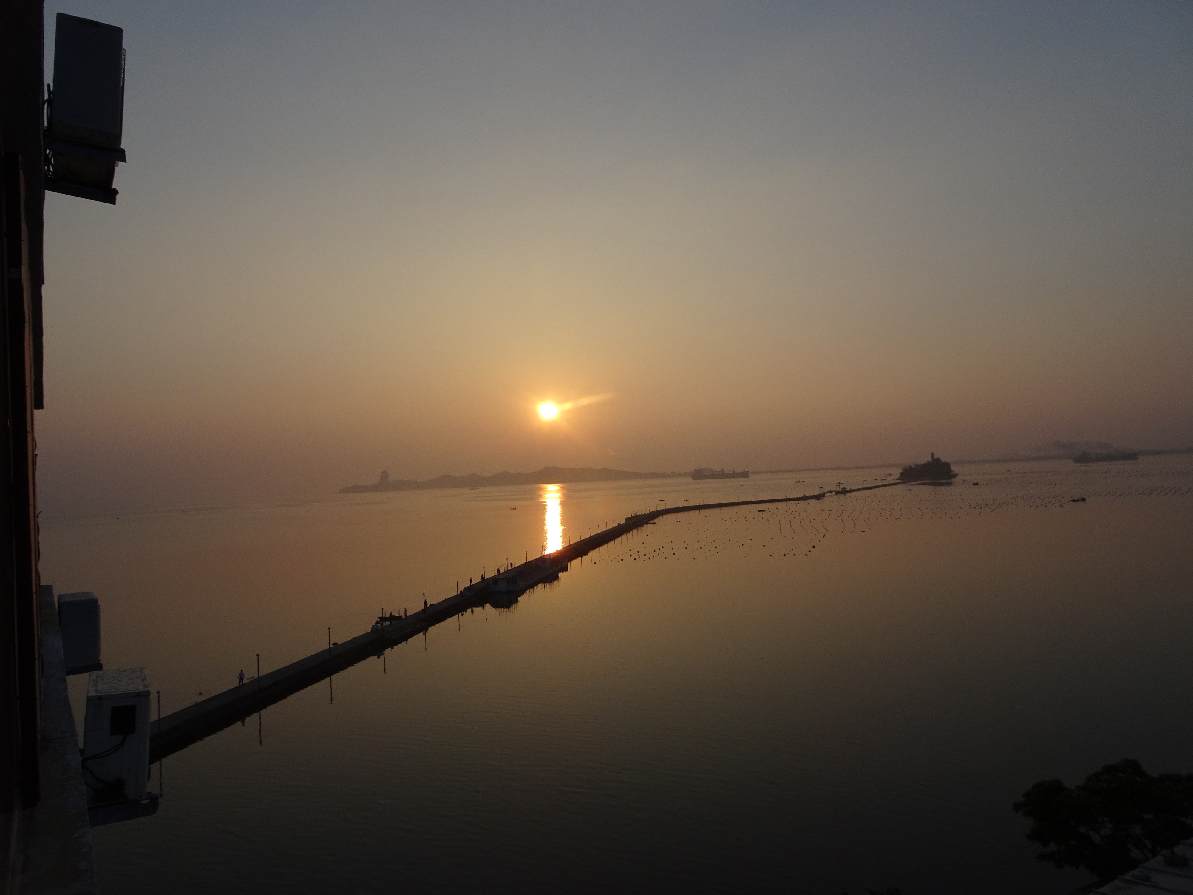 Sonnenaufgang an der Ostküste bei Wonsan. Die Sonne steigt aus dem Meer auf und die Sonnenaufgänge sind ein grandioses Spektakel.