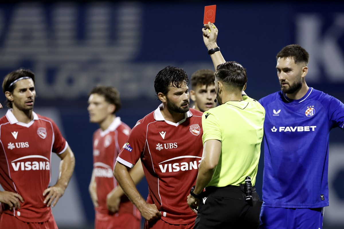 epa13138205 Referee Radoslav Gidhenov shows a red card to Marco Burki of Thun (C) during the UEFA Champions league second qualifying round second leg between GNK Dinamo and Thun in Zagreb, Croatia, 28 ...