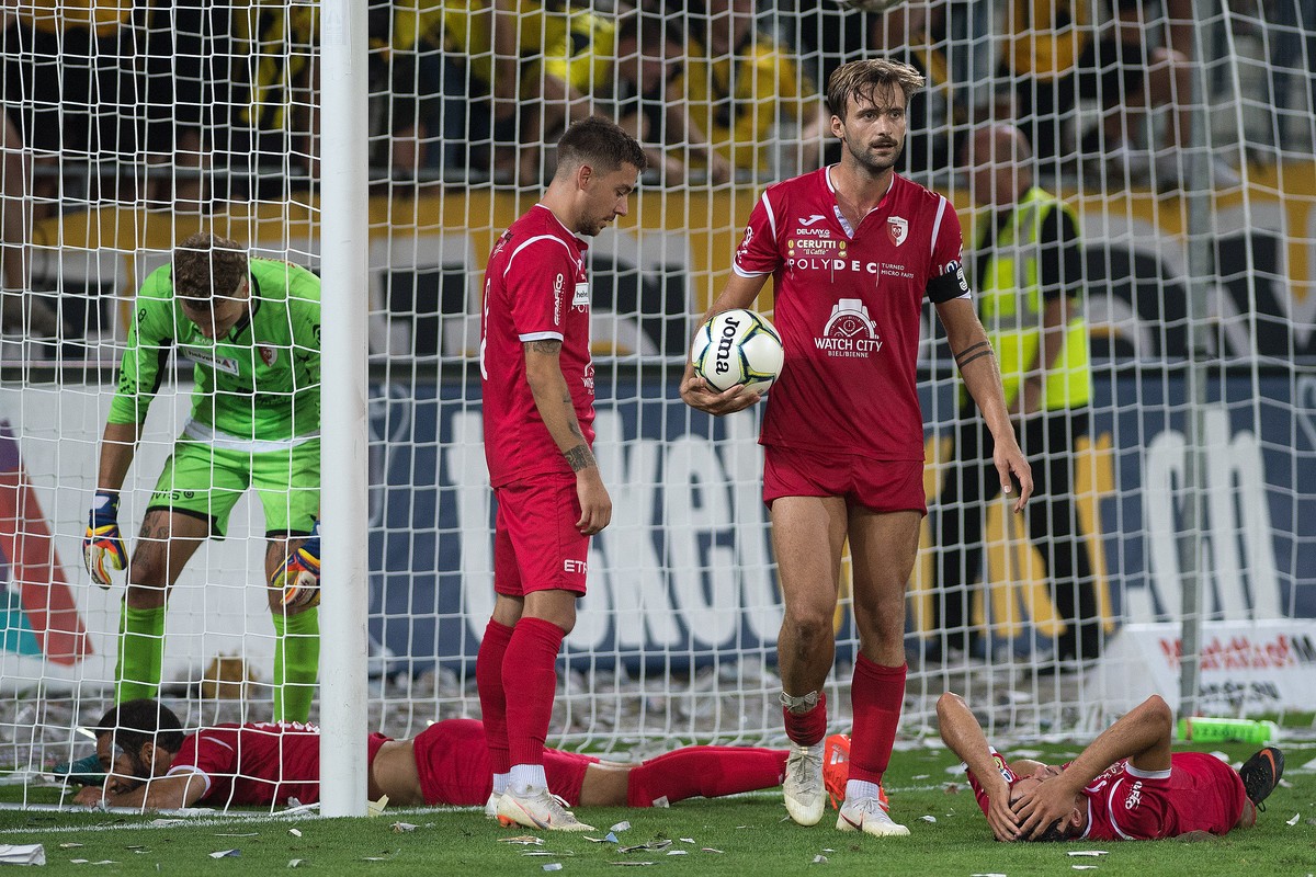 Enttaeuschte Bieler nach dem 2:2 von YB im Fussball 1/32 Finals des Schweizer Cups zwischen dem FC Biel und dem BSC Young Boys, am Samstag, 18. August 2018, in der Tissot Arena in Biel. (KEYSTONE/Dani ...