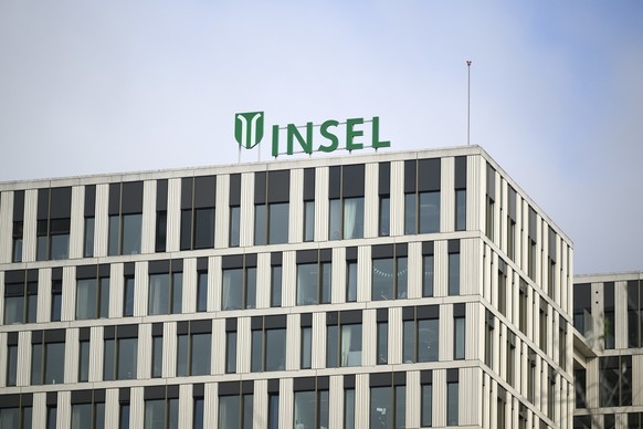 Die Leuchtschrift Insel auf dem Dach des Inselspital, fotografiert am Montag, 11. November 2024 in Bern. (KEYSTONE/Christian Beutler)