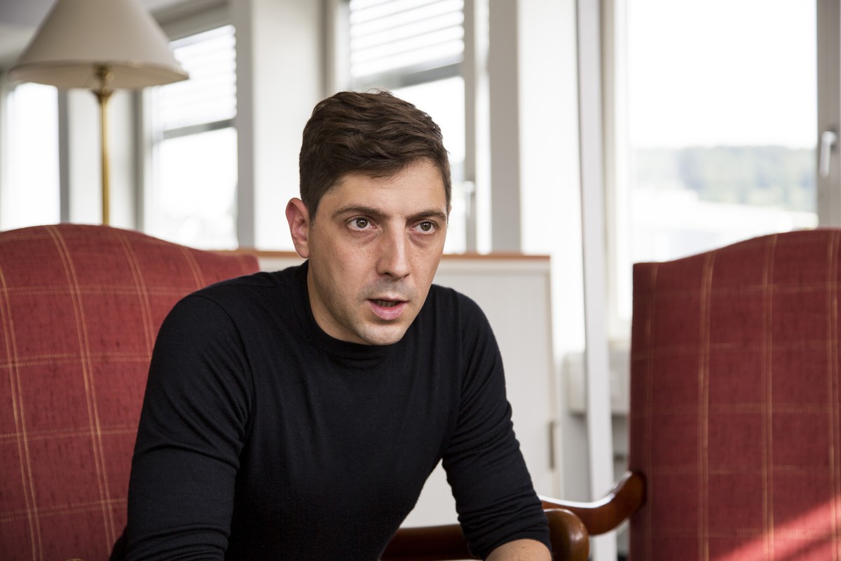 Hannes Grassegger im Interview mit watson. Die Texte des 34-jährigen Reporters und Ökonomen erscheinen u.a. in der NZZ, dem Zeit-Magazin und in Reportagen.
