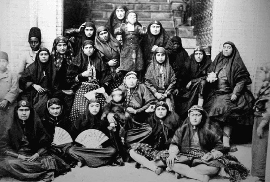 Einige der Frauen des Schahs. Das Wort «Harem» stammt aus dem Arabischen und bedeutet «verboten», «sakrosankt», «Frau» und «verbotener Ort».
