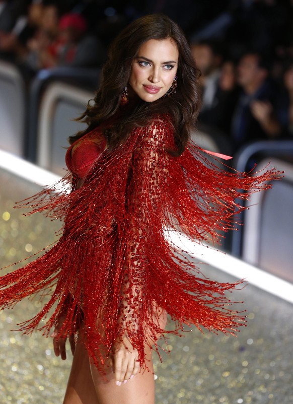 epa05654227 Russian model Irina Shayk takes to the catwalk during the 2016 Victoria&#039;s Secret Fashion Show at the Grand Palais in Paris, France, 30 November 2016. EPA/IAN LANGSDON