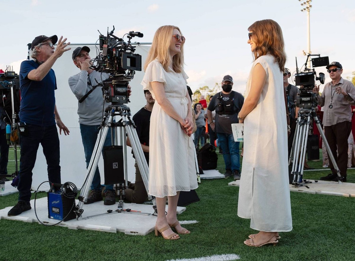 RECORD DATE NOT STATED MAY DECEMBER, from left: director Todd Haynes, Julianne Moore, Natalie Portman, on set, 2023. ph: Francois Duhamel / Netflix / Courtesy Everett Collection PUBLICATIONxINxGERxSUI ...