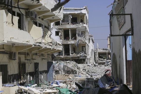 epa07405567 Destroyed and deserted buildings are seen at the scene of ongoing fighting between Somali soldiers and al-Shabab fighters in Mogadishu, Somalia, 01 March 2019. Somali security forces have  ...