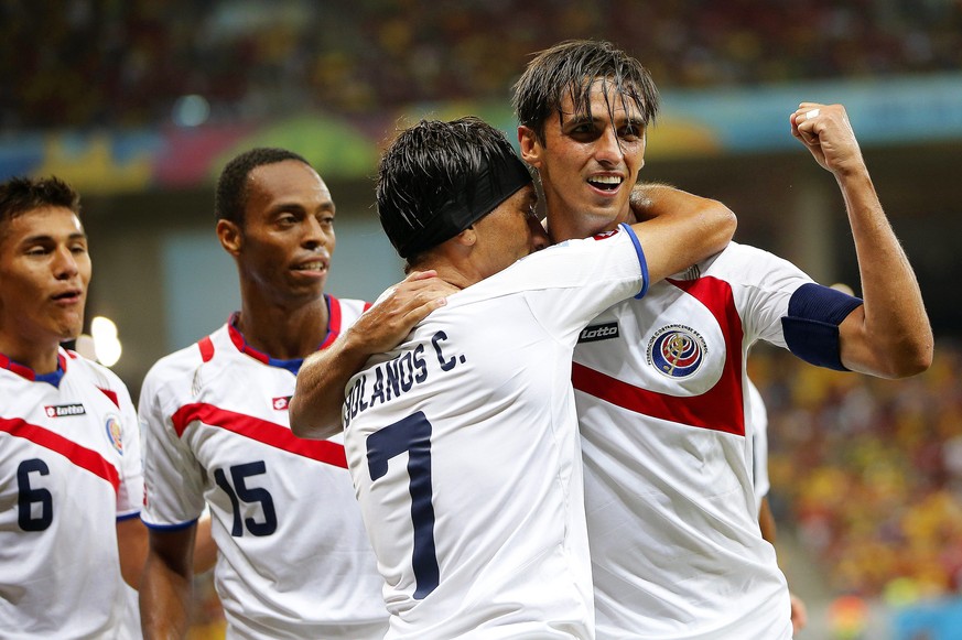 ARCHIVBILD ZUM GEGNER COSTA RICA DER SCHWEIZ IN DER GRUPPE E DER FUSSBALL WM 2018, AM FREITAG, 1. DEZEMBER 2017 - epa04290519 Bryan Ruiz (R) of Costa Rica celebrates with his teammates after scoring t ...