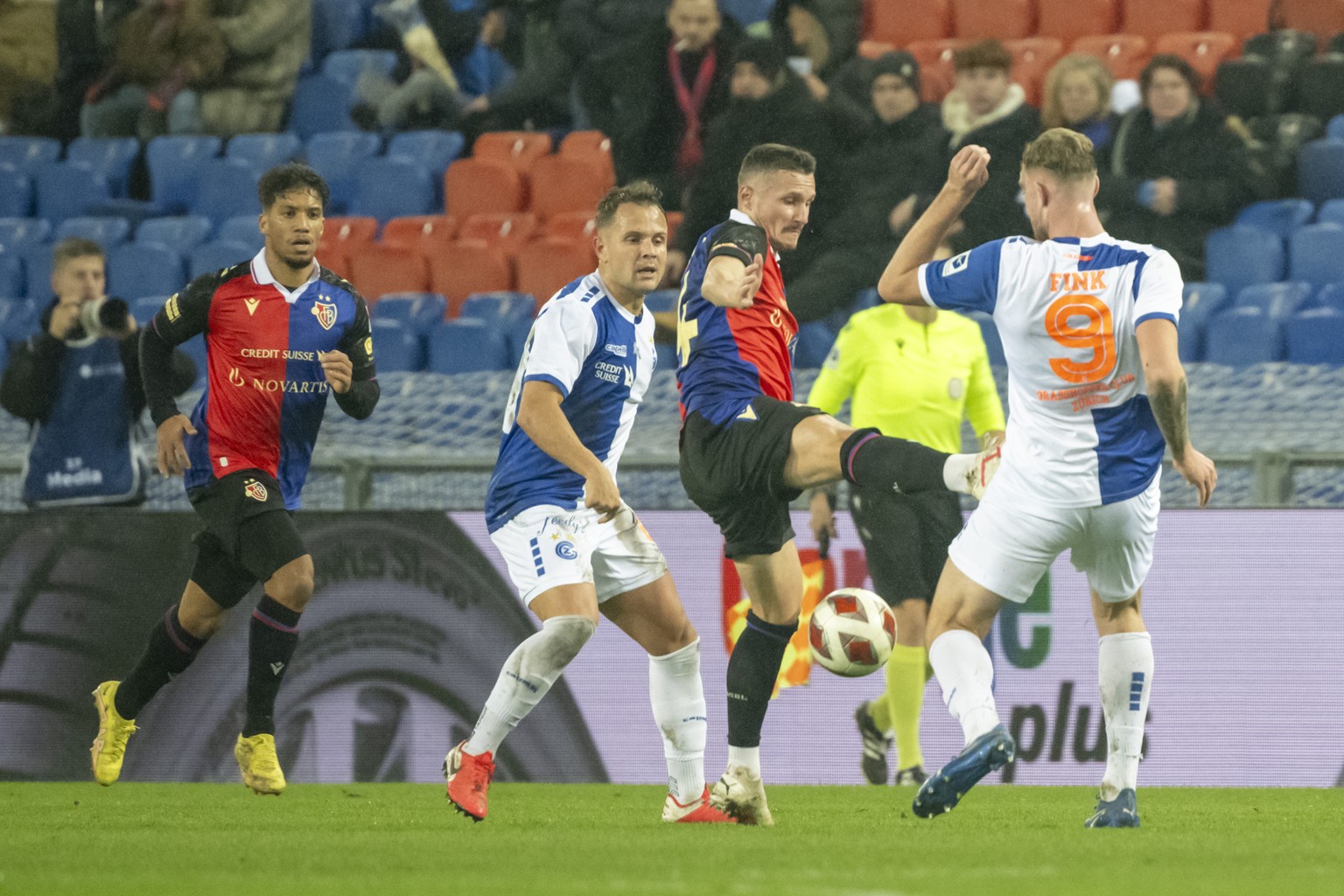GCs Bradley Fink wird von Basels Taulant Xhaka, von rechts, mit gestrecktem Bein getroffen im Fussball Meisterschaftsspiel der Regular Season der Super League zwischen dem FC Basel 1893 und dem Grassh ...