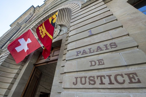 Vue de la porte d&#039;entree du Palais de Justice avec ces deux drapeaux le Suisse et le genevois, photographie, ce jeudi 2 juillet 2020 a Geneve. Le Palais de Justice ou se trouvent le Tribunal de p ...