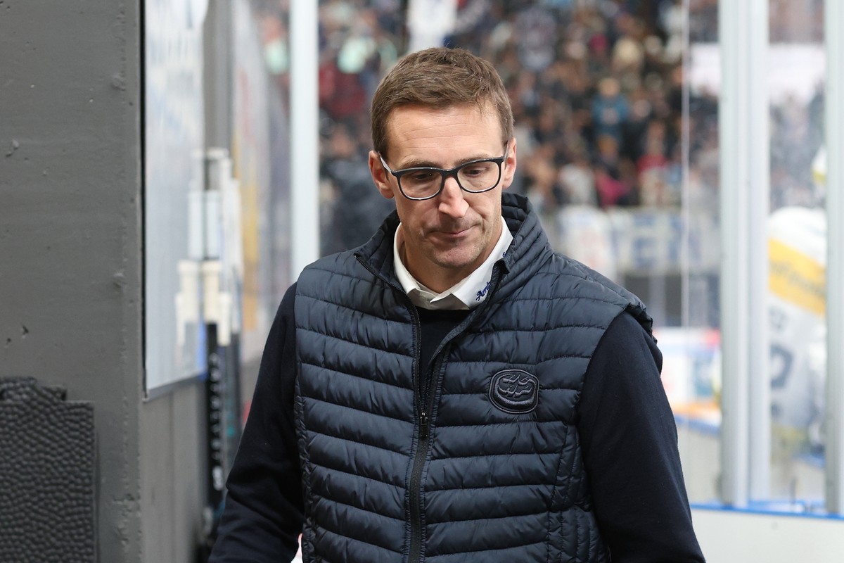 Head Coach Luca Cereda (HCAP) nach dem Meisterschaftsspiel der National League zwischen den SC Rapperswil Jona Lakers und dem HC Ambri Piotta, am Samstag, den 04. Oktober 2025, im Lido in Rapperswil.  ...