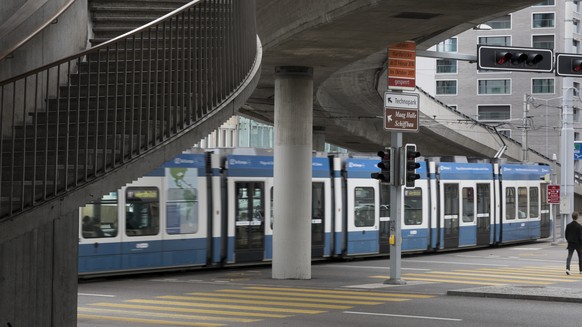 ARCHIV -- ZUM GESCHAEFTSJAHR 2017 DER ZVV STELLEN WIR IHNEN AM DIENSTAG, 26. JUNI 2018, FOLGENDES BILDMATERIAL ZUR VERFUEGUNG -- Traffic at Escher-Wyss-Platz in Zuerich, Switzerland, on July 3, 2017.  ...