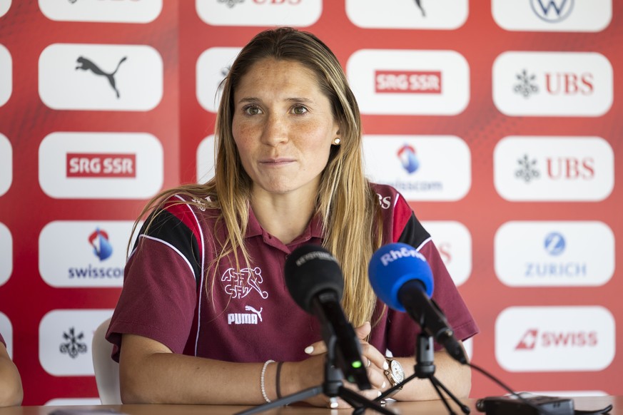 Sandrine Mauron parle lors d&#039;une conference de presse de l&#039;equipe nationale Suisse feminine de football en vue des prochains matches de Ligue des nations ce lundi 26 mai 2025 (KEYSTONE/Cyril ...