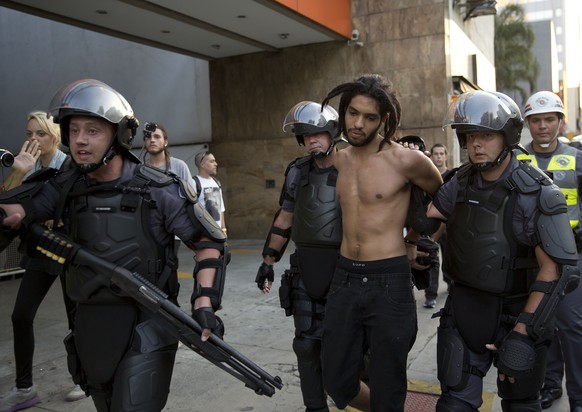 Polizisten verhaften einen Demonstranten in São Paulo.&nbsp;