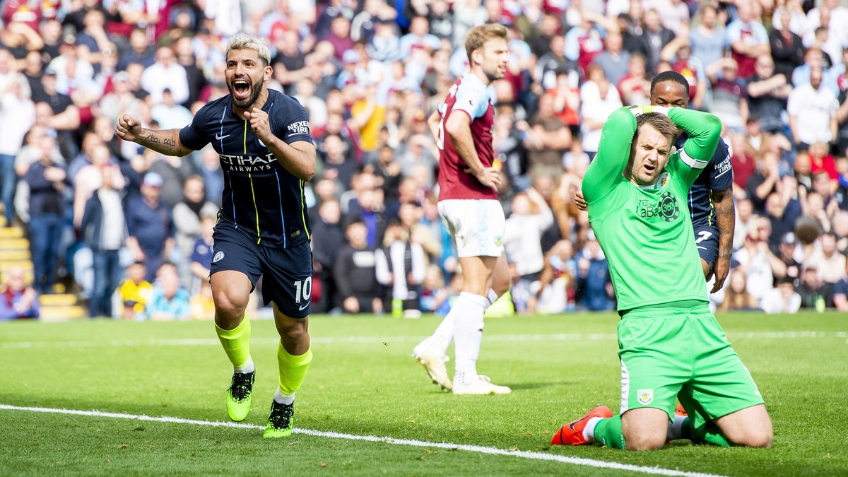 epa07534571 Manchester City's Sergio Aguero (L) celebrates after scoring the 1-0 lead during the English Premier League soccer match between Burnley FC and Manchester City at the Turf Moor in Bur ...