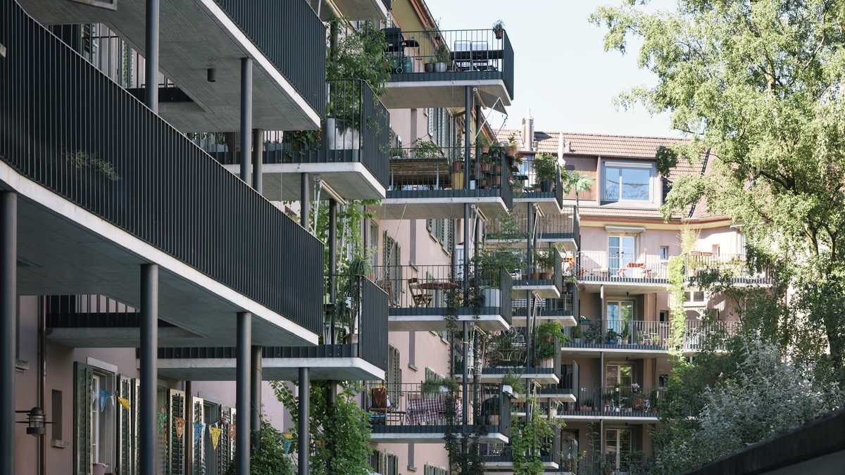 THEMENBILD ZU SDA-HINTERGRUND WOHNUNGSSUCHE --- The building cooperative ABZ celebrates its 100 years jubilee, here the courtyard of the residential area Sihlfeld, seen from Ernastrasse, in Zurich on  ...