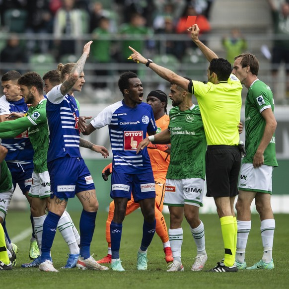 Luzerns Marvin Schulz erhalet die rote Karte im Fussball Meisterschaftsspiel der Super League zwischen dem FC St. Gallen und dem FC Luzern, am Sonntag, 1. August 2021, im Kybunpark in St. Gallen. (KEY ...