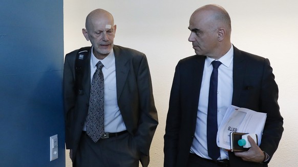 Bundesrat Alain Berset und Daniel Koch, Leiter Abteilung uebertragbare Krankheiten BAG, kommen aus einem Meeting mit einer Delegation des Regierungsrates Luzerns, am Dienstag, 31. Maerz 2020 in Luzern ...