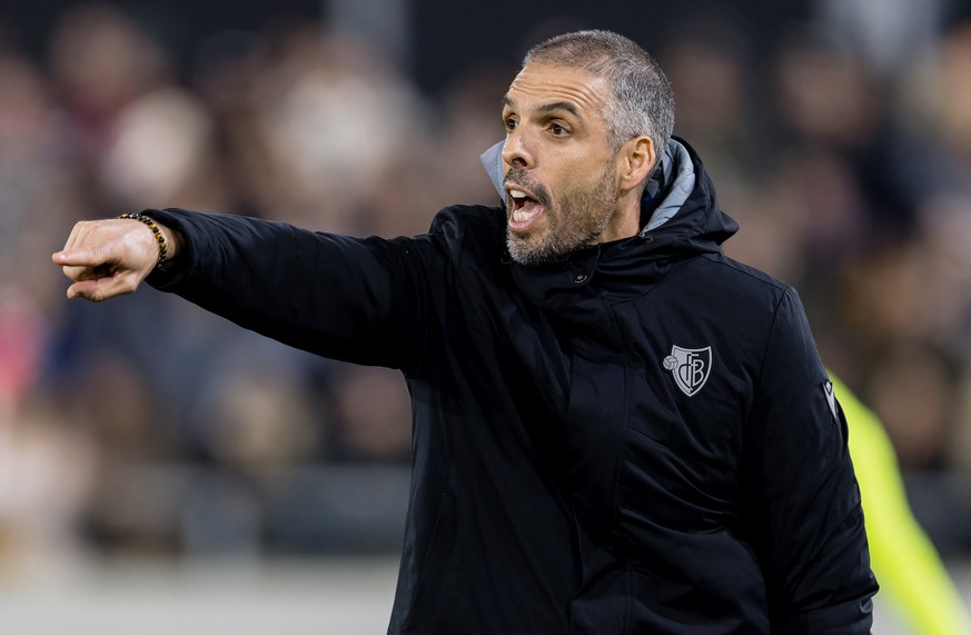 FC Basels Trainer Fabio Celestini gestikuliert im Fussball Cup Achtelfinal zwischen dem SC Kriens und dem FC Basel am Mittwoch, 1. November 2023 im Stadion Kleinfeld in Kriens. (KEYSTONE/Philipp Schmi ...
