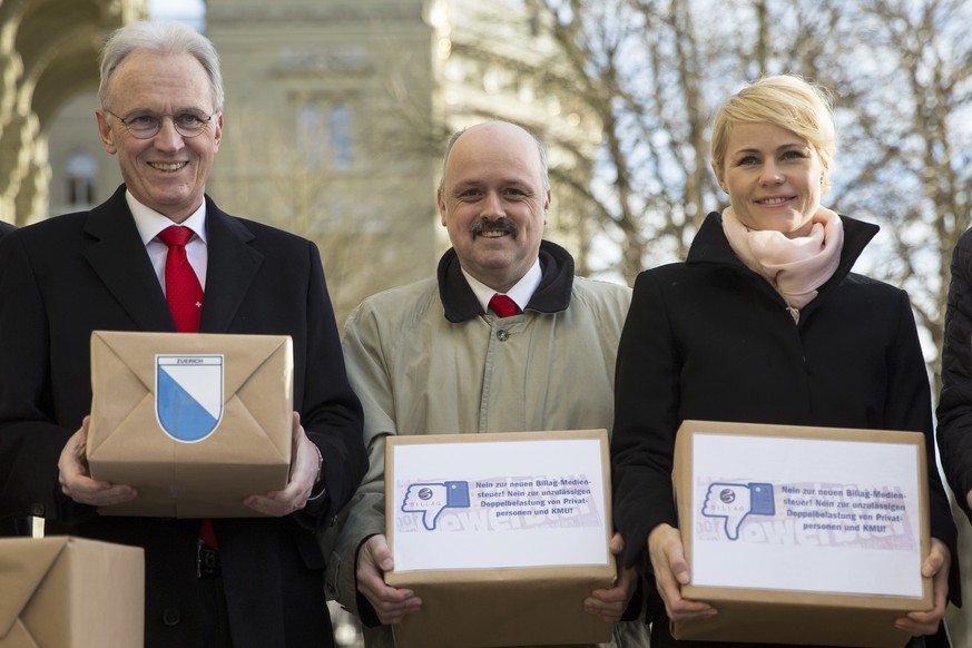 ARCHIVBILD ZUR SENKUNG DER BILLAG-STEUER DURCH DEN BUNDESRAT AM MITTWOCH, 18. OKTOBER 2017 - Natalie Rickli, Nationalraetin SVP-ZH, rechts, posiert neben Hans-Ulrich Bigler, Direktor Schweizerischer G ...