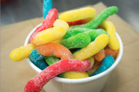 Taste and See Saure Glühwürmchen
https://tasteandseechocolates.com/products/sour-neon-gummy-worms?variant=3378880644