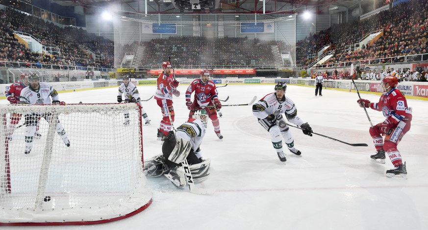 Michael Huegli von Rapperswil, rechts, trifft zum 1-0 gegen Torhueter Matthias Mischler von Olten, im ersten Playoff-Finalspiel der Eishockey Swiss League zwischen den SC Rapperswil-Jona Lakers und de ...