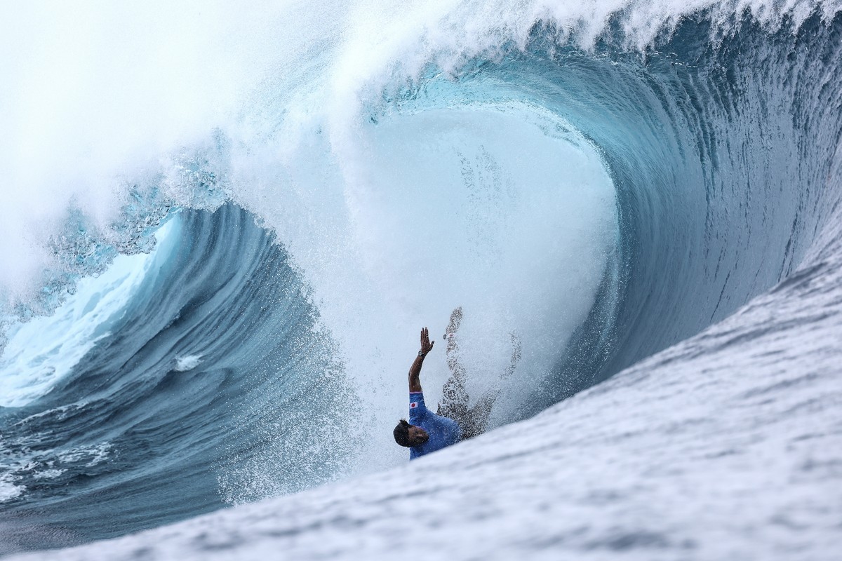 epa11507825 Connor O'Leary of Japan crash during the Men round 3 of the Surfing competitions in the Paris 2024 Olympic Games, in Teahupo'o, Tahiti, 29 July 2024. EPA/FAZRY ISMAIL