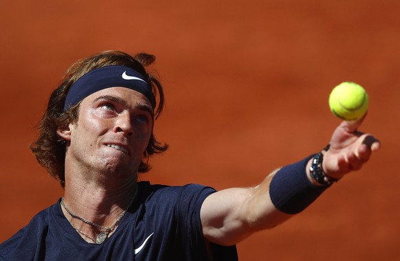 epa09240816 Andrey Rublev of Russia in action against Jan-Lennard Struff of Germany during their first round match at the French Open tennis tournament at Roland Garros in Paris, France, 01 June 2021. ...