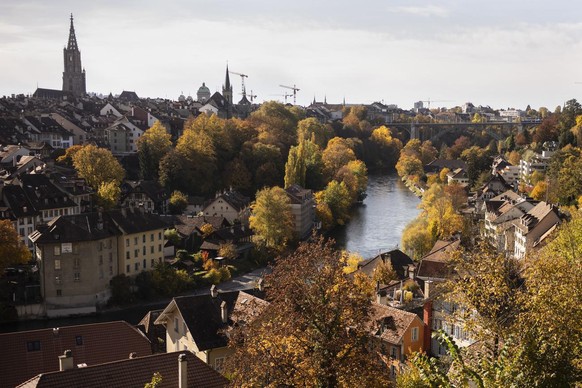 SCHWEIZ BERN HERBST
Blick ueber die Altstadt mit der Aare und von links, dem Berner Muenster, dem Bundeshaus und der Kornhausbruecke, bei schoenem Herbstwetter, am Sonntag, 25. Oktober 2020, in Bern.