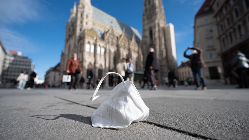 epaselect epa09725106 A face mask on the street in the center of Vienna, Austria, 03 february 2022. A session of the Austrian Federal Council was taking place in Vienna to debate mandatory Covid-19 va ...