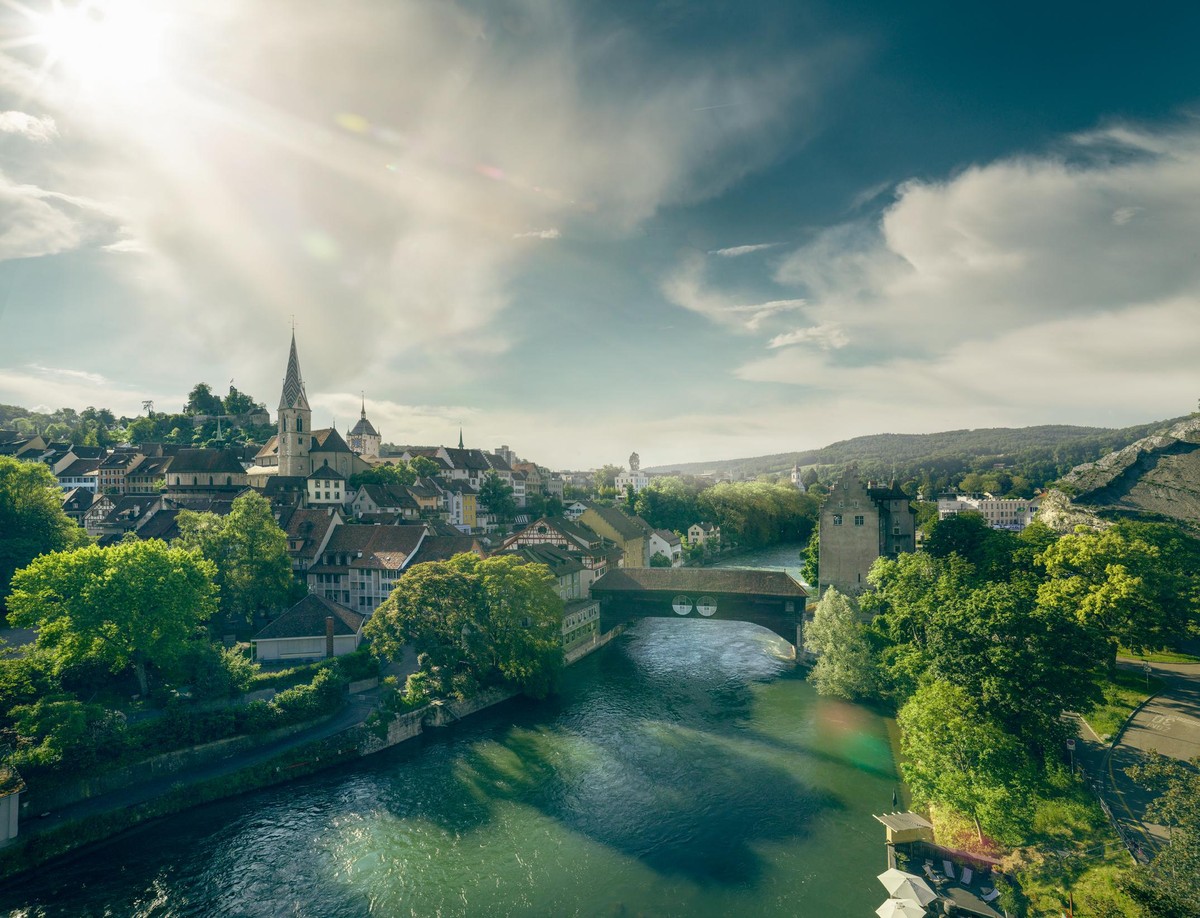 Schweiz. ganz natuerlich. Altstadt Baden mit der Limmat.