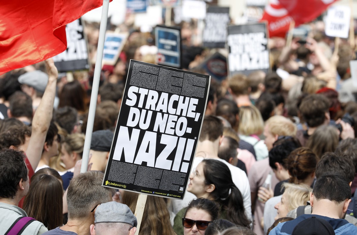 epa07580604 People hold banners reading 'Strache you neo-Nazi' outside the office of Austria's Vice Chancellor Strache in Vienna, Austria, 18 May 2019. Austrian Vice Chancellor Strache  ...