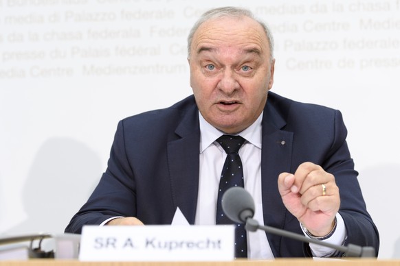 CAPTION ADDITION: THEMA DER MEDIENKONFERENZ -- Staenderat Alex Kuprecht, SVP-SZ, spricht wahrend einer Medienkonferenz der GPDel (Geschaeftspruefungsdelegation), am Montag, 26. Maerz 2018 in Medienzen ...