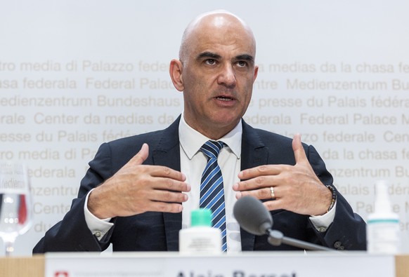 Bundesrat Alain Berset, gemaess den aktualisierten Richtlinien ohne Maske, erlaeutert im Anschluss an die Bundesratssitzung die neusten Massnahmen zur Bewaeltigung der Krise um die Pandemie des Corona ...