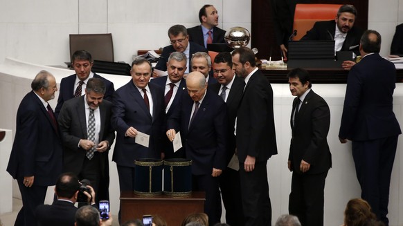 epa05708917 Turkish Lawmakers cast their votes during a session debating a reform of the constitution, at the Turkish parliament in Ankara, Turkey, 10 January 2017. Turkish parliament began debating a ...