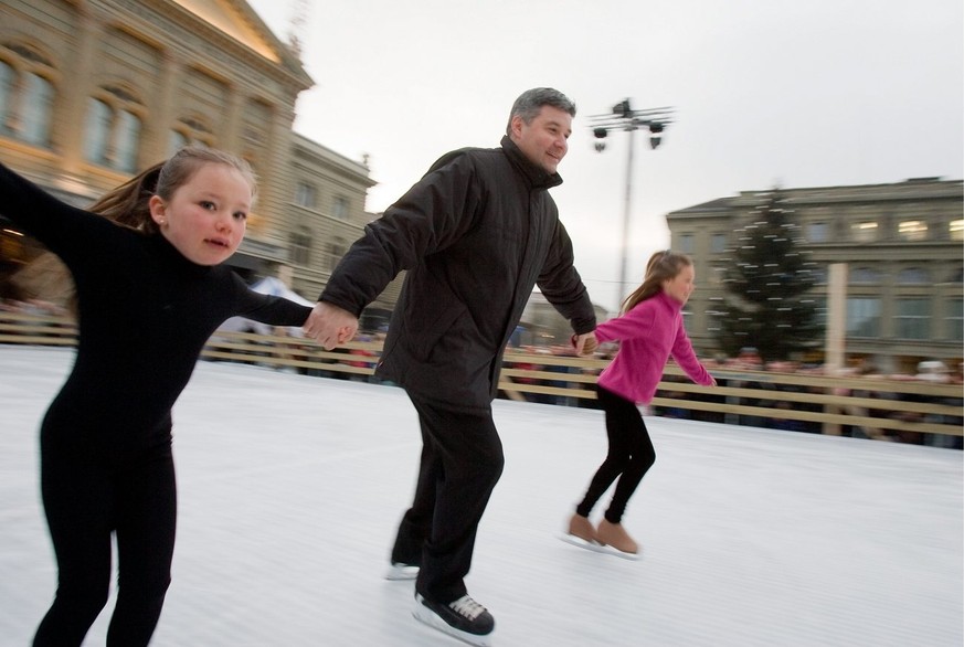 Der Assistenztrainer der ersten Mannschaft des SC Bern, Konstantin Kurashev, Mitte, und zwei jugendliche Eiskunstlaeuferinnen vergnuegen sich am Freitag, 28. Dezember 2007 auf dem Bundesplatz in Bern  ...