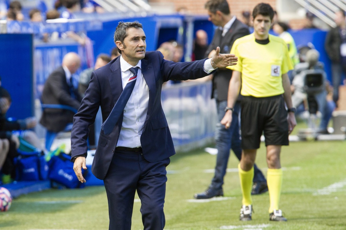 epa05948307 Athletic Club' head coach Ernesto Valverde (C) reacts during the Spanish Primera Division soccer match between Deportivo Alaves and Athletic Bilbao at Mendizorroza Stadium, in Vitoria ...