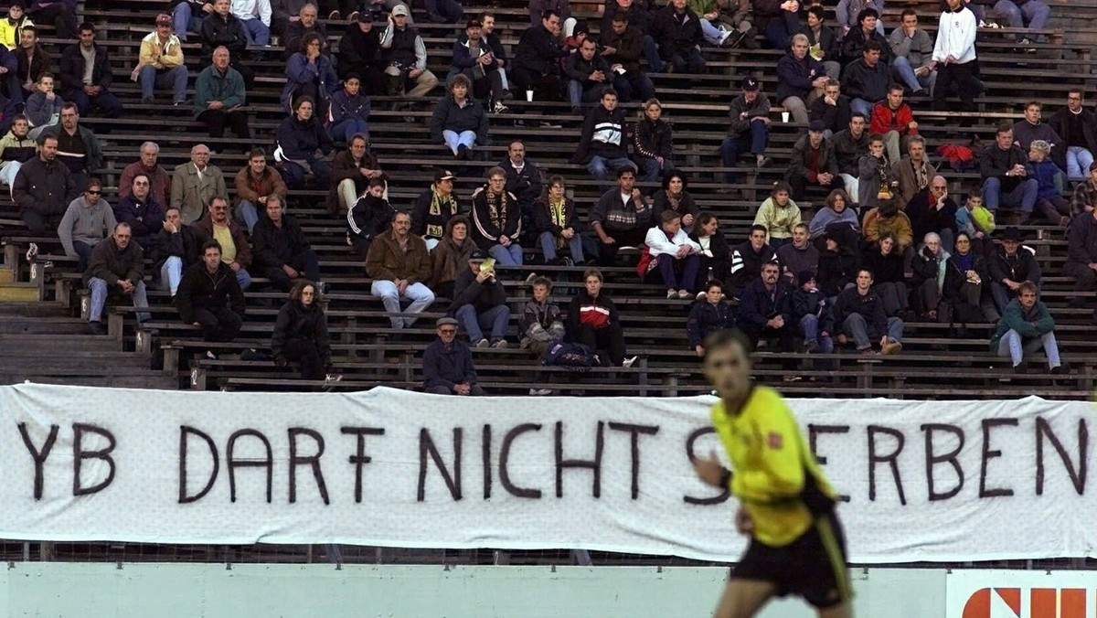 Einsam mueht sich ein YB-Spieler waehrend des Fussball NLB-Meisterschaftsspiels YB gegen Bellinzona im Berner Wankdorf vor einem Spruchband der verbliebenen Berner Fans mit der Forderung 'YB darf ...