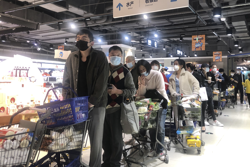 Nach der Ankündigung des Lockdowns kam es am 30. März in einem Supermarkt in Shanghai zu Hamsterkäufen.