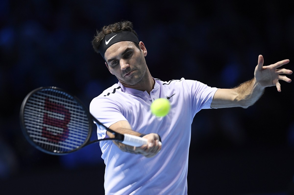 epa06329669 Roger Federer of Switzerland returns to Alexander Zverev of Germany during their Men's singles match at the ATP World Tour Finals tennis tournament at the O2 Arena in London, Britain, ...