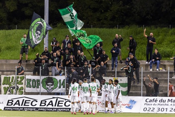 Yverdon's players celebrate their first goal after scoring the 0:1, during the Challenge League soccer match of Swiss Championship between Etoile Carouge, EC, and Yverdon Sport FC, YS, at the Sta ...