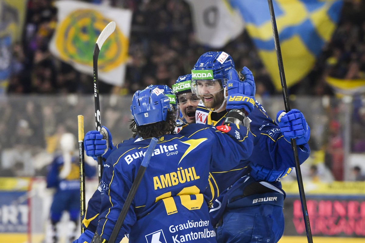 Davos' Andres Ambuehl, Otso Rantakari und 4-1 Torschuetze Claude-Curdin Paschoud, von links, beim Eishockey-Qualifikationsspiel der National League A zwischen dem HC Davos und dem EHC Biel, am Fr ...