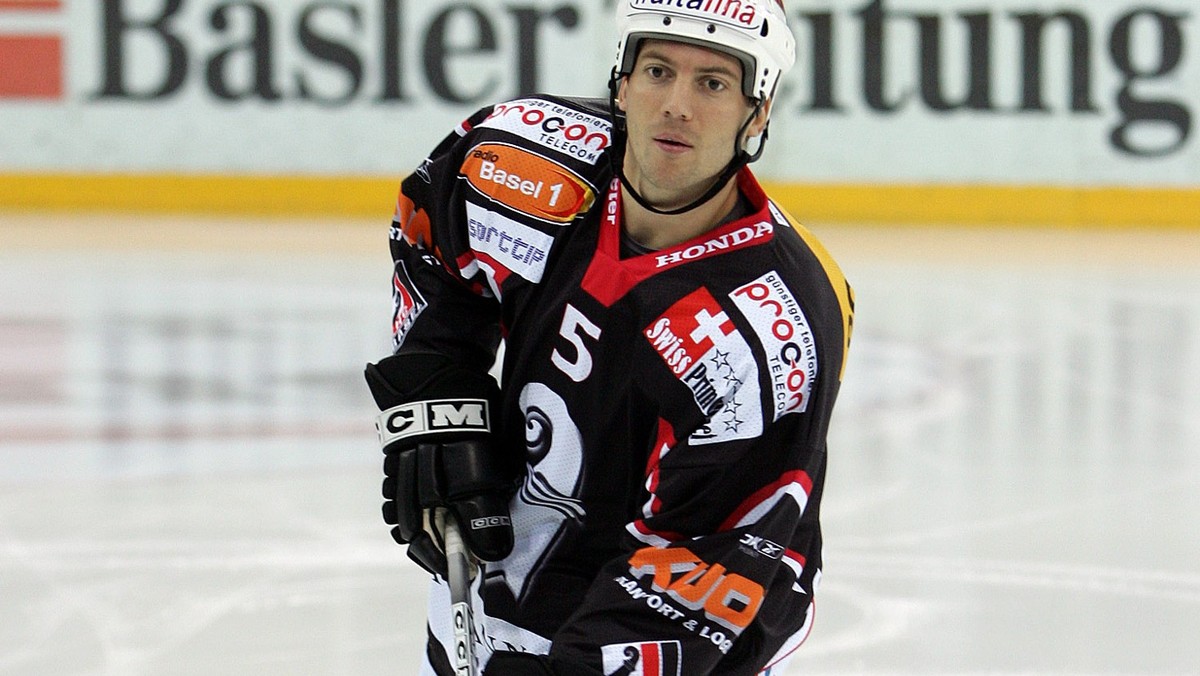 Der Verteidiger Olivier Schaeublin des Eishockeyclub Basel, fuehrt den Puck am 22. August 2005 in Basel. (KEYSTONE/Markus Stuecklin)