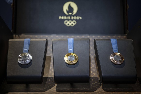 Sport Bilder des Tages Paris 2024 D-100 Media Day Event This pictures shows the olympics medals of the Paris 2024 Olympics in Paris, France on April 17, 2024. Photo by Eliot Blondet/ABACAPRESS.COM Par ...