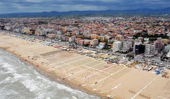 Fertig gebadet: Nach starkem Regen am Wochenende ist das Wasser an den Stränden von Rimini zu stark mit Bakterien verseucht. (Archivbild)