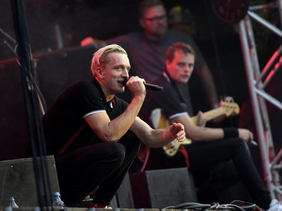 epa06995061 Felix Kummer of the German band &#039;Kraftclub&#039; perfoms on stage during a concert in Chemnitz, Germany, 03 September 2018. German music groups give a free concert to support the civi ...