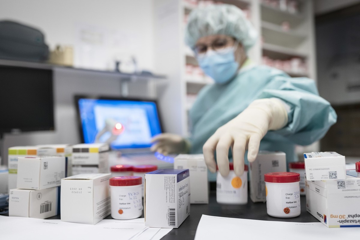 Eine Mitarbeiterin der Apotheke Weissenau, die Apotheke des Spitals Interlaken, richtet Medikamentn-Blister fuer die Patienten verschiedener Abteilungen, fotografiert am Freitag, 10. Februar 2023 in I ...